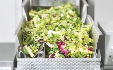 Packaging of salad with flowpack machine