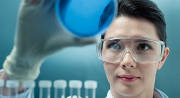 Woman in laboratory holding a petri dish